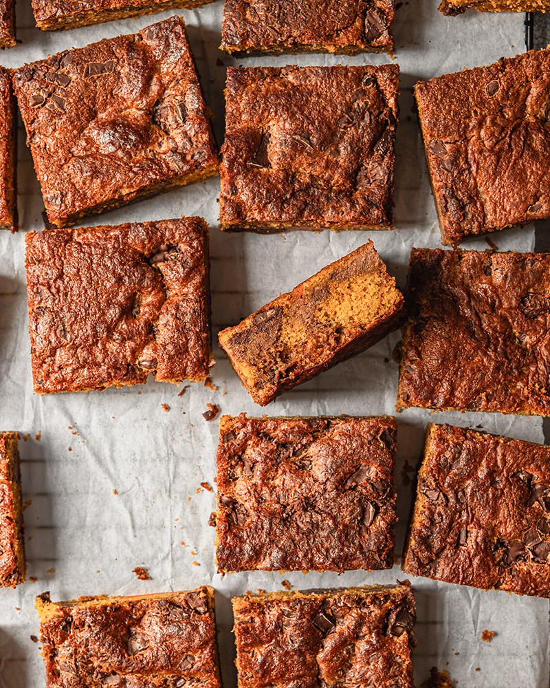 Saftiger Kürbis-Brownie auf Backpapier