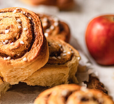 Mehrere Apfel-Zimtschnecken