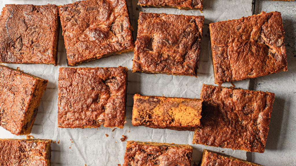 saftiger Kürbis Brownie auf Backpapier auf Abkühl-Gitter