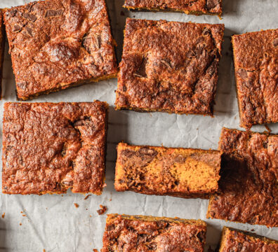 saftiger Kürbis Brownie auf Backpapier auf Abkühl-Gitter