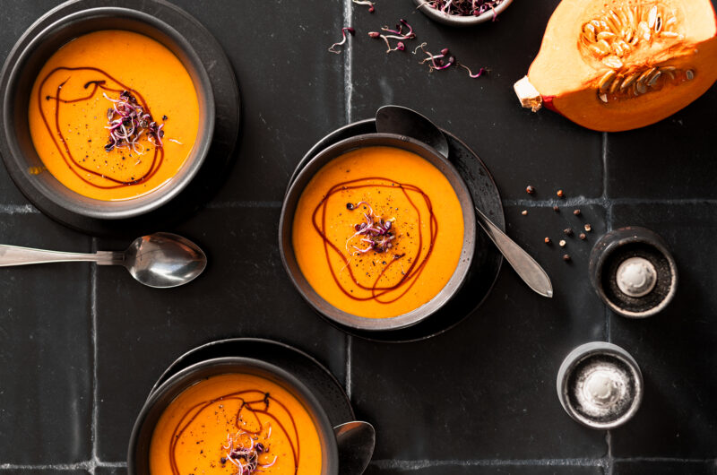 Vegane Kürbissuppe mit Kokosmilch und Zimt