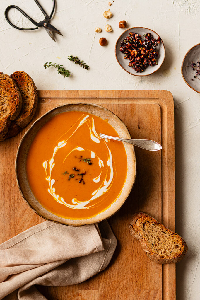 Vegane Kürbissuppe mit Kokosmilch, Zimt und Haselnuss-Crunch