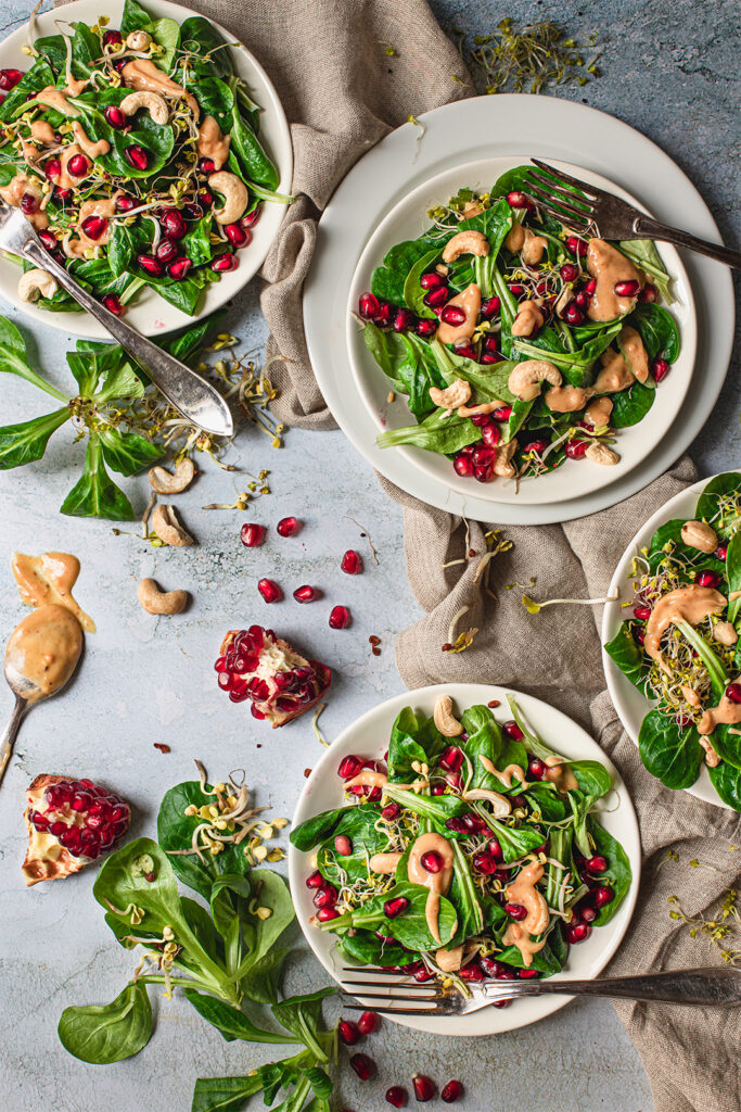 Leichter Feldsalat mit Erdnuss-Dressing und Granatapfel