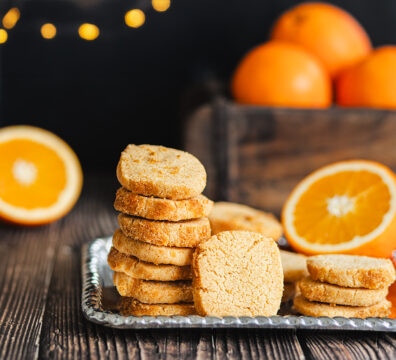 Orangen-Heidesand-Plätzchen in weihnachtlicher Atmosphäre