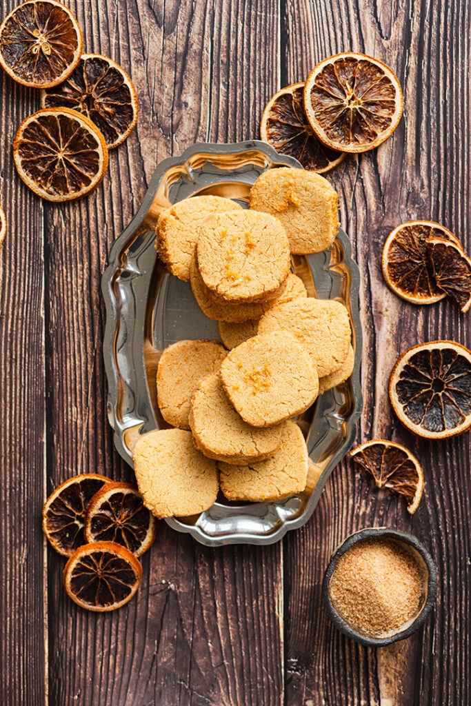 Orangen-Heidesand-Plätzchen auf Silberplatte