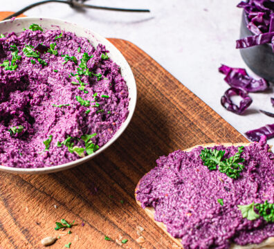 Rotkohl Aufstrich in Schüssel und auf Brötchen