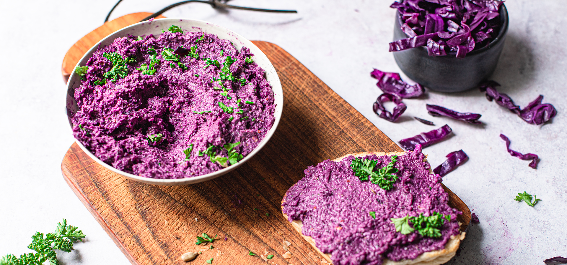 Rotkohl Aufstrich in Schüssel und auf Brötchen