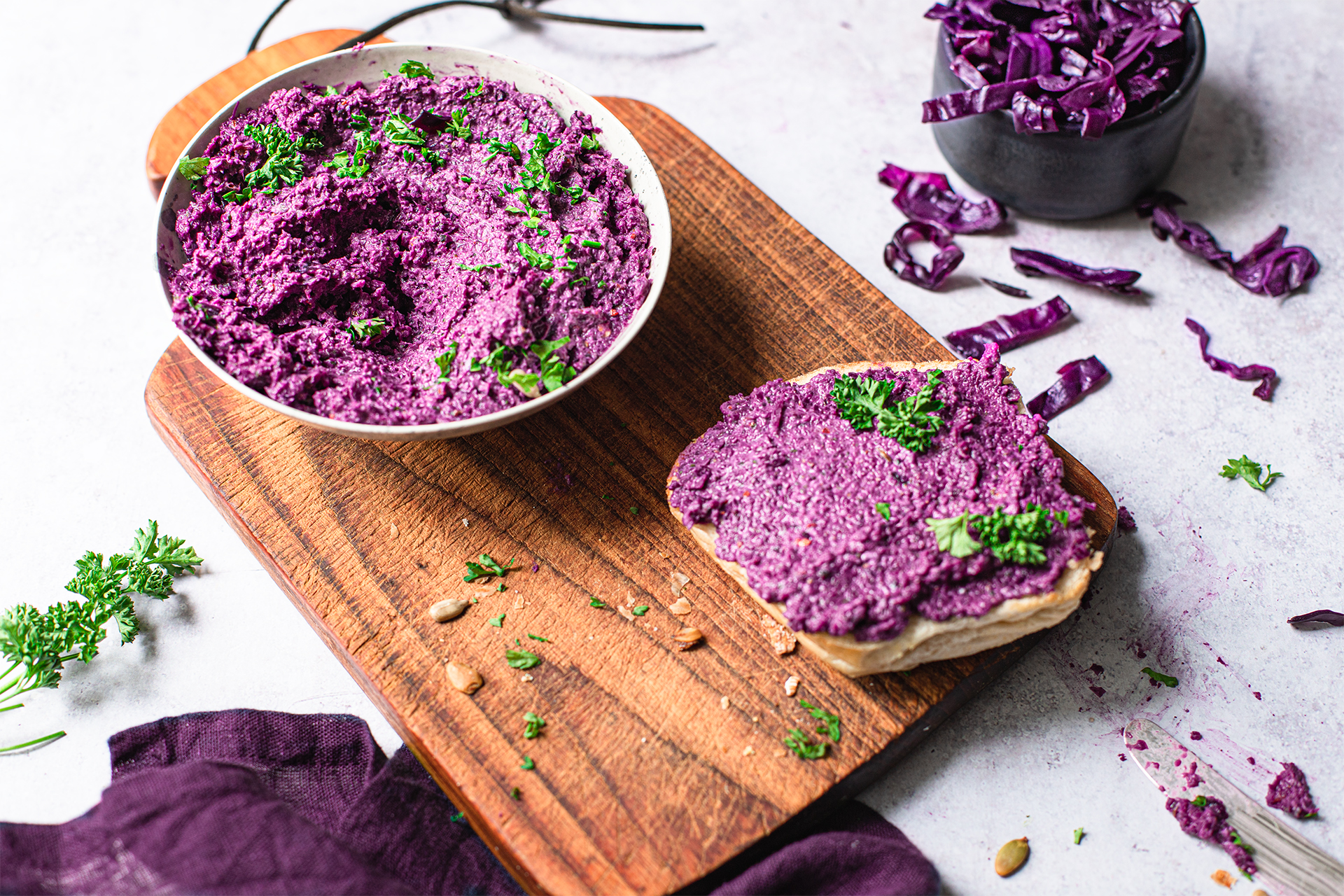 Rotkohl Aufstrich in Schüssel und auf Brötchen