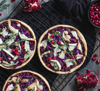 Rotkohl-Ziegenkäse-Tartlettes auf Abkühlgitter