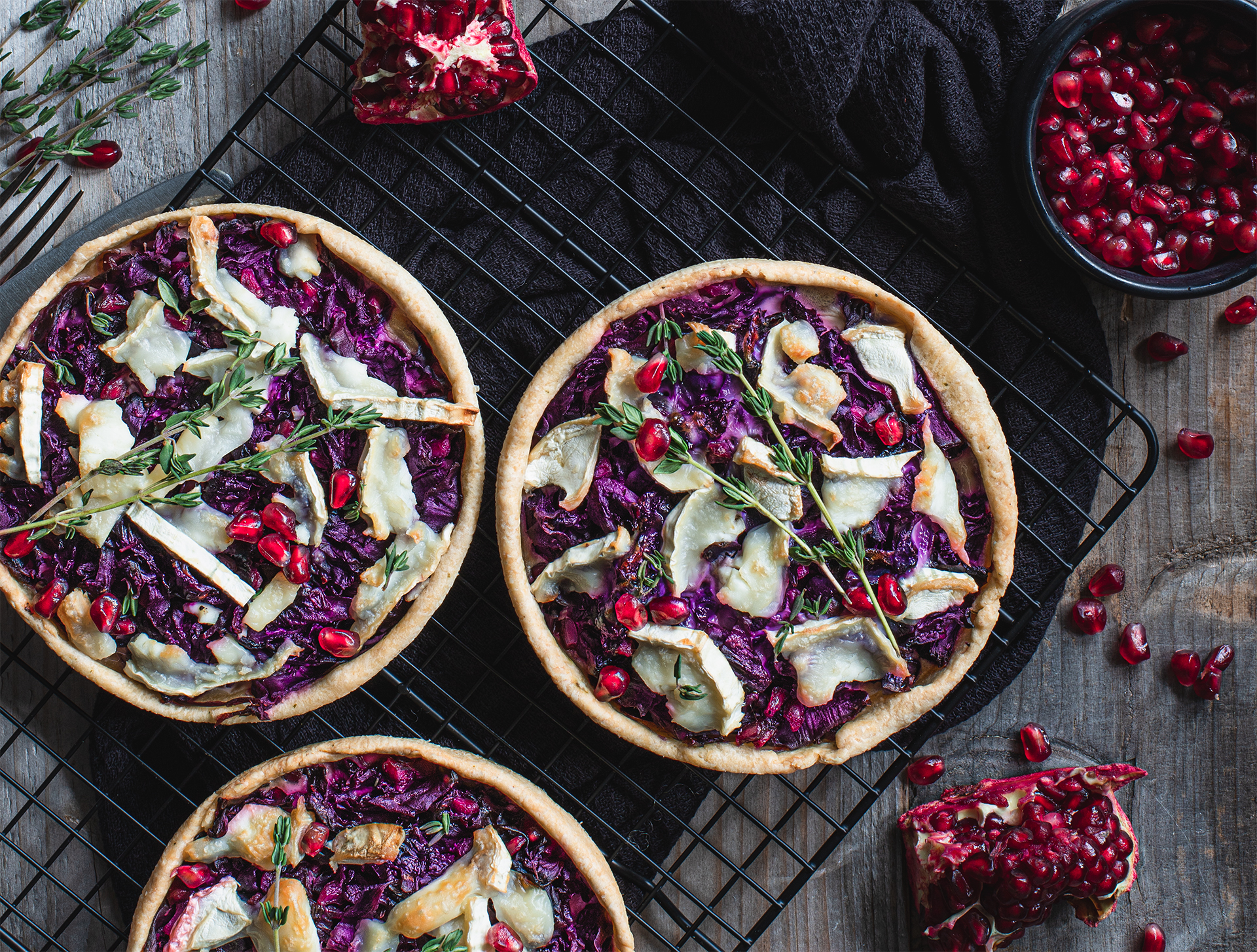 Rotkohl-Ziegenkäse-Tartlettes auf Abkühlgitter