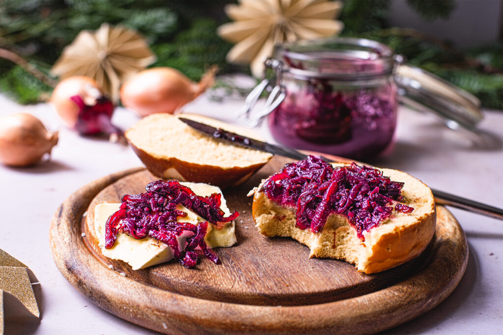 Rotwein-Zwiebel-Chutney auf Brötchen und Käse