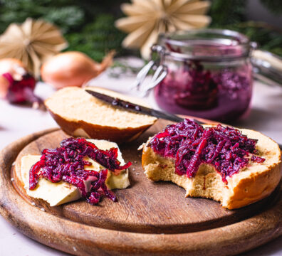 Rotwein-Zwiebel-Chutney auf Brötchen und Käse