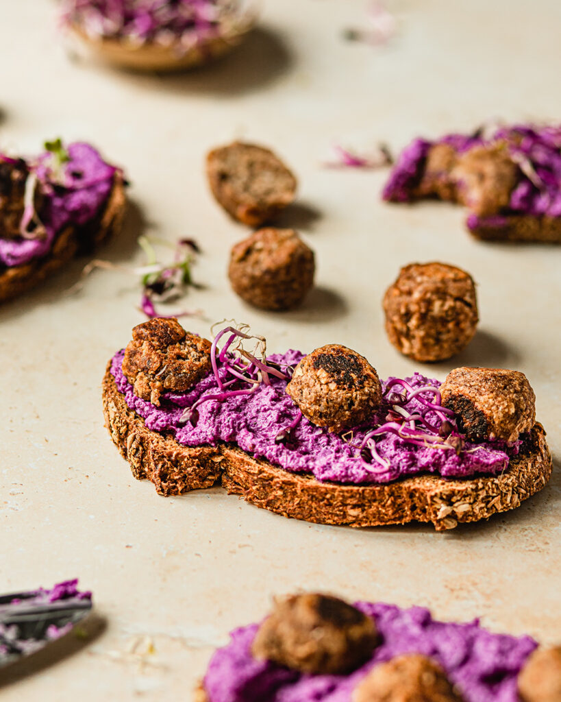 Leuchtender Rotkohl Aufstrich auf Brot