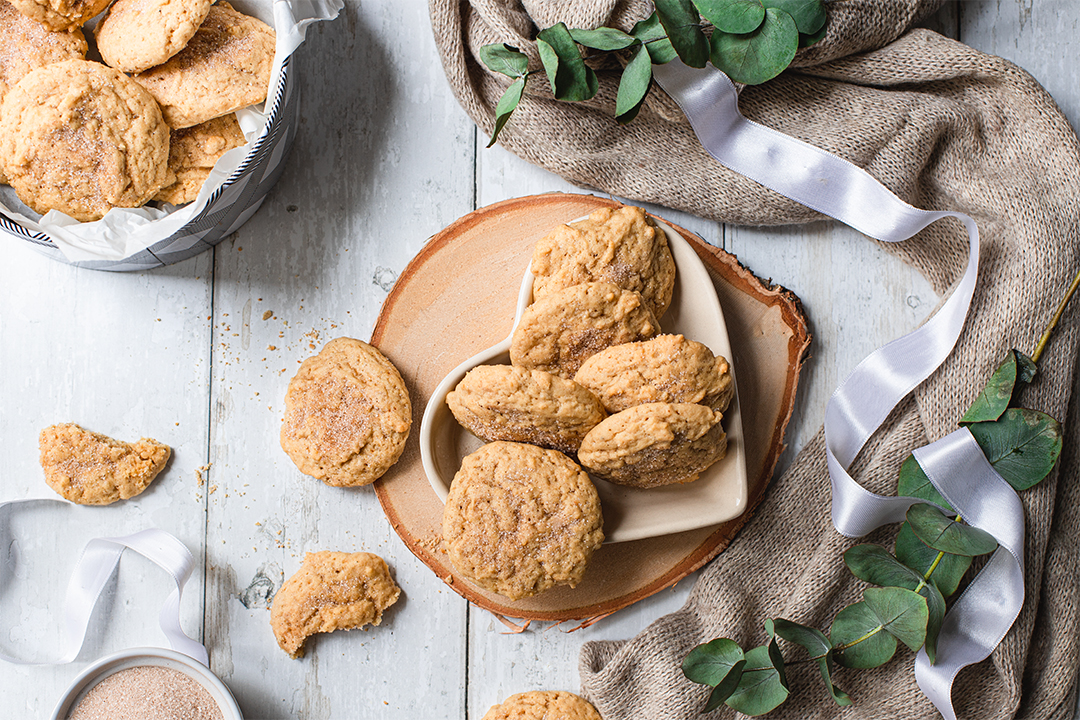 Snicker Doodle Kekse auf Teller und in Dose