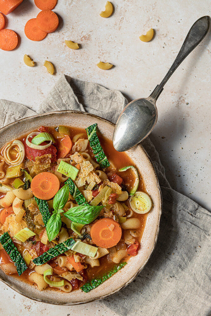 Teller mit winterlicher Minestrone