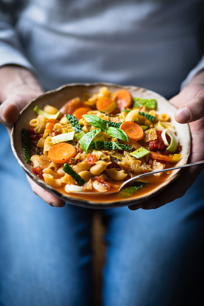 Teller mit Winter-Minestrone