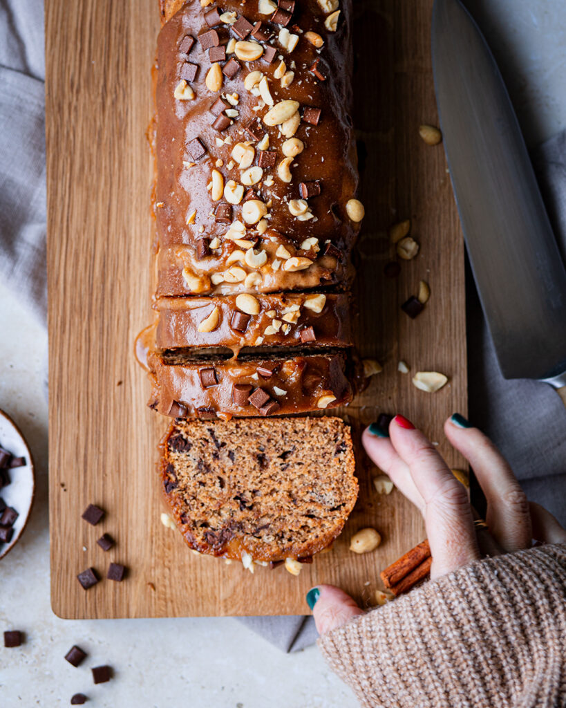 Veganes Bananenbrot mit Erdnuss-Zimt Topping