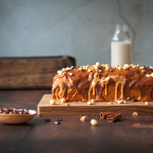 Veganes Banenenbrot mit Erdnuss-Zimt-Topping
