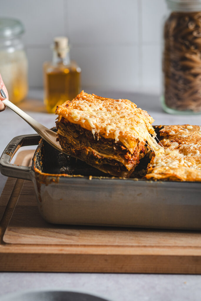 Lasagne mit Weißkohl beim Herausheben aus der Auflaufform