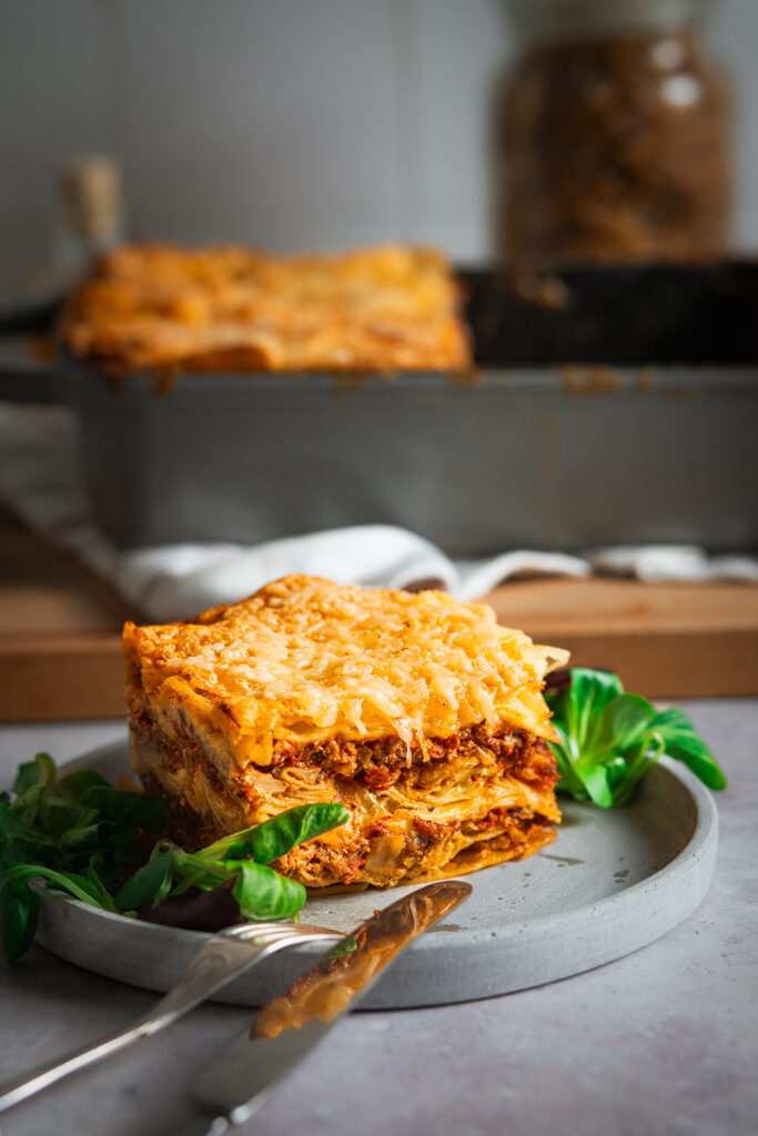 Weißkohl-Lasagnen-Stück auf Teller mit Salat