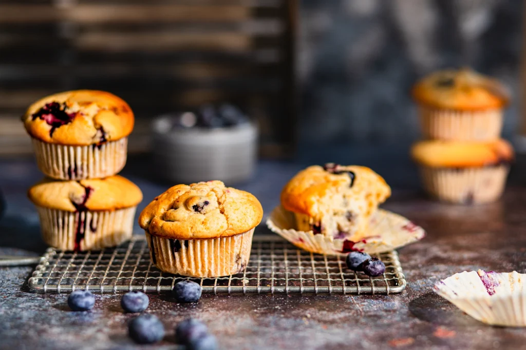 Blaubeermuffins auf Abkühlgitter