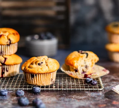 Blaubeermuffins auf Abkühlgitter