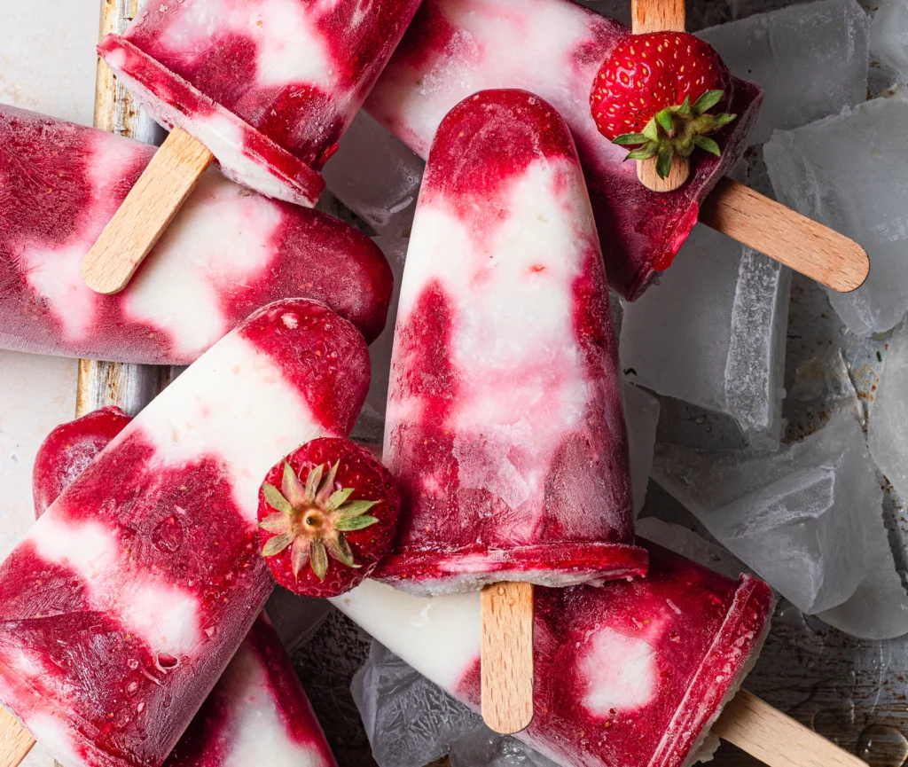 Erdbeer-Kokos-Eis am Stiel