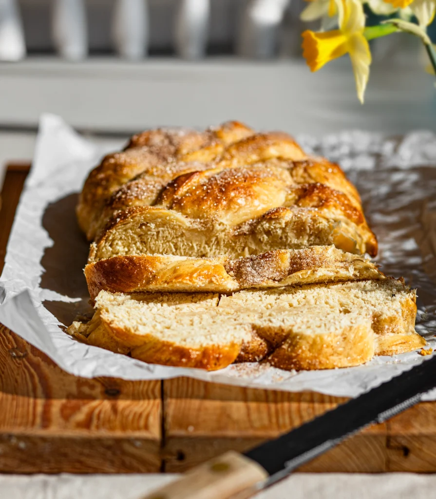Hefezopf mit Marzipan auf Frühstückstisch