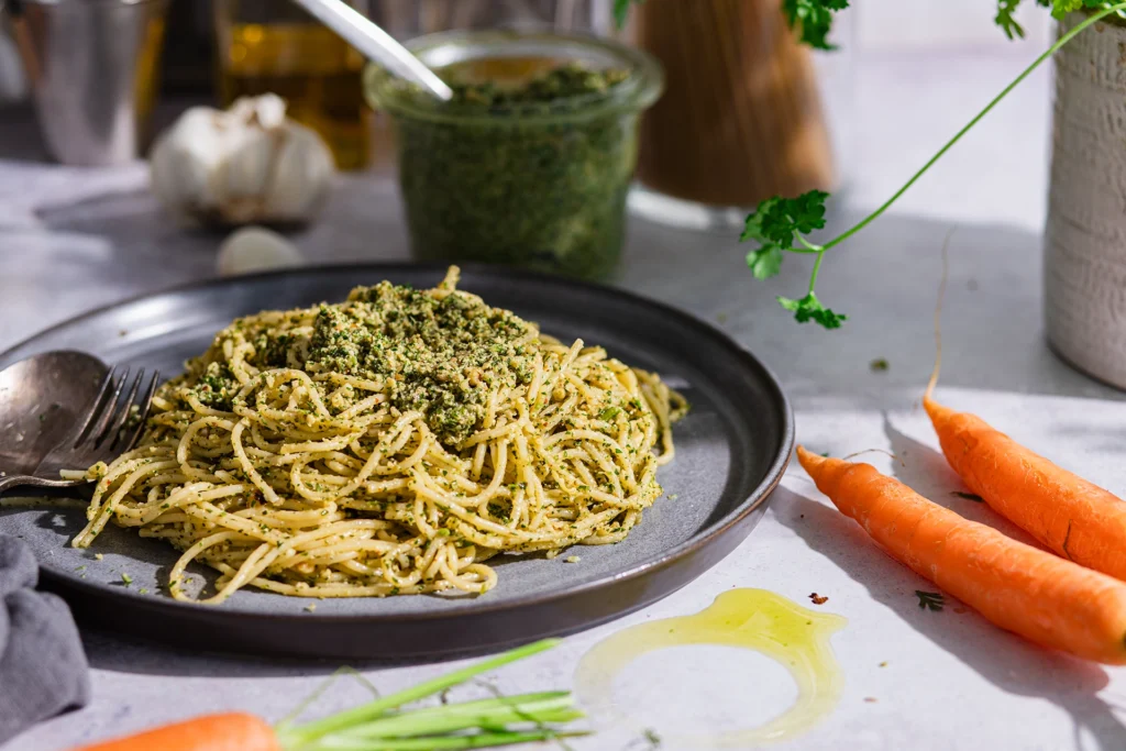 selbstgemachtes Pesto aus Möhrengrün