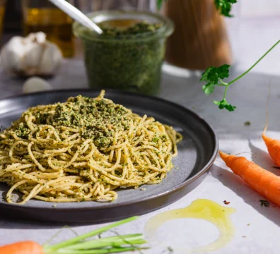 selbstgemachtes Pesto aus Möhrengrün