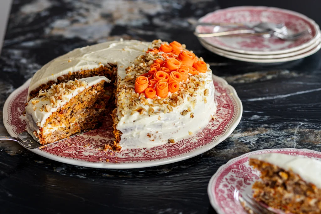 Saftiger Möhrenkuchen mit Frischkäse-Frosting