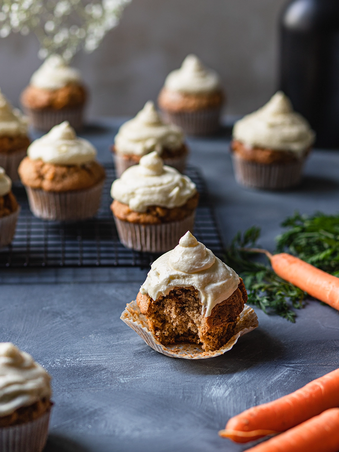 Lotte-and-Food_Food-Fotografie_Möhrenmuffins-0004 Möhrenmuffins mit Frosting auf dunklem Untergrund