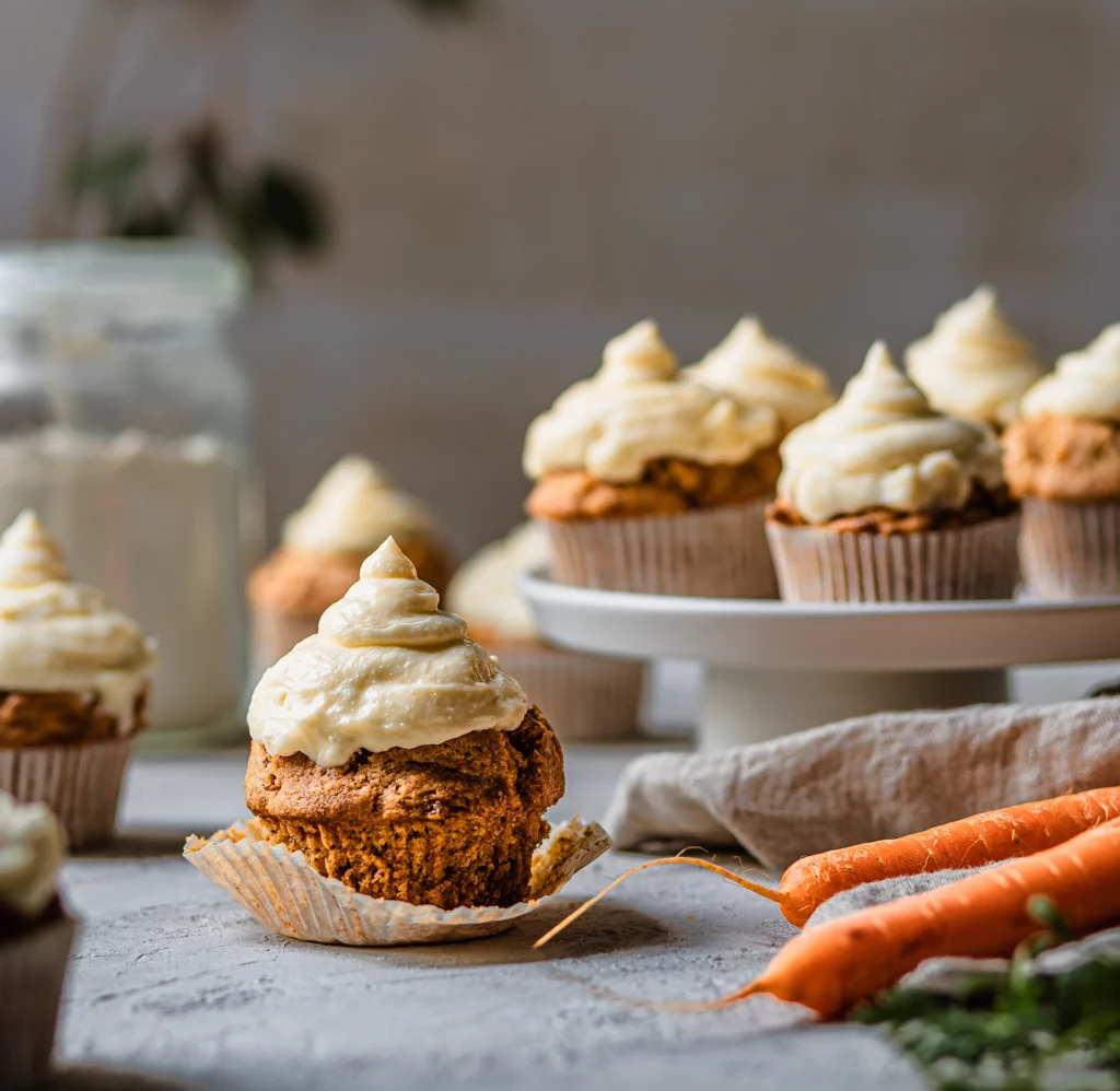 viele Möhrenmuffins mit Frosten auf Tisch