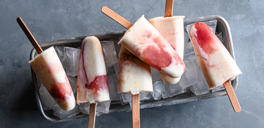 Rhabarber Popsicle auf Eiswürfeln