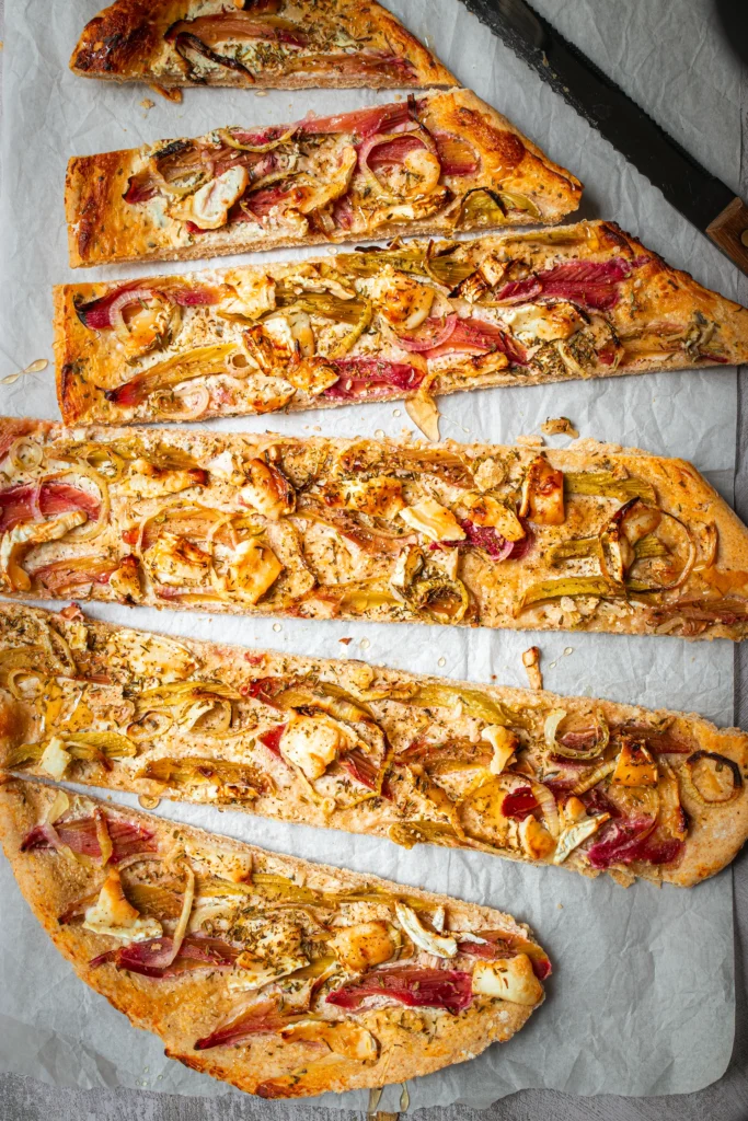 Flammkuchen mit Rhabarber und Ziegenkäse