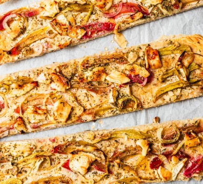 Knuspriger Rhabarber Flammkuchen mit Ziegenkäse