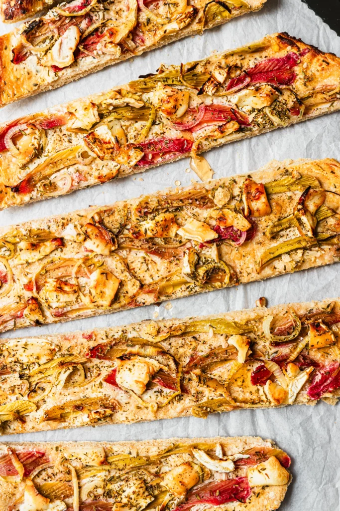 Knuspriger Rhabarber Flammkuchen mit Ziegenkäse
