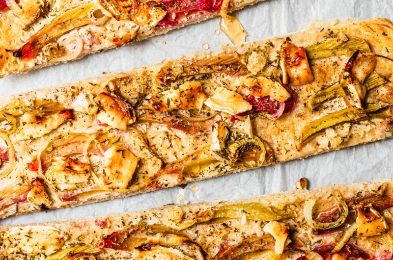 Rhabarber Flammkuchen mit Ziegenkäse