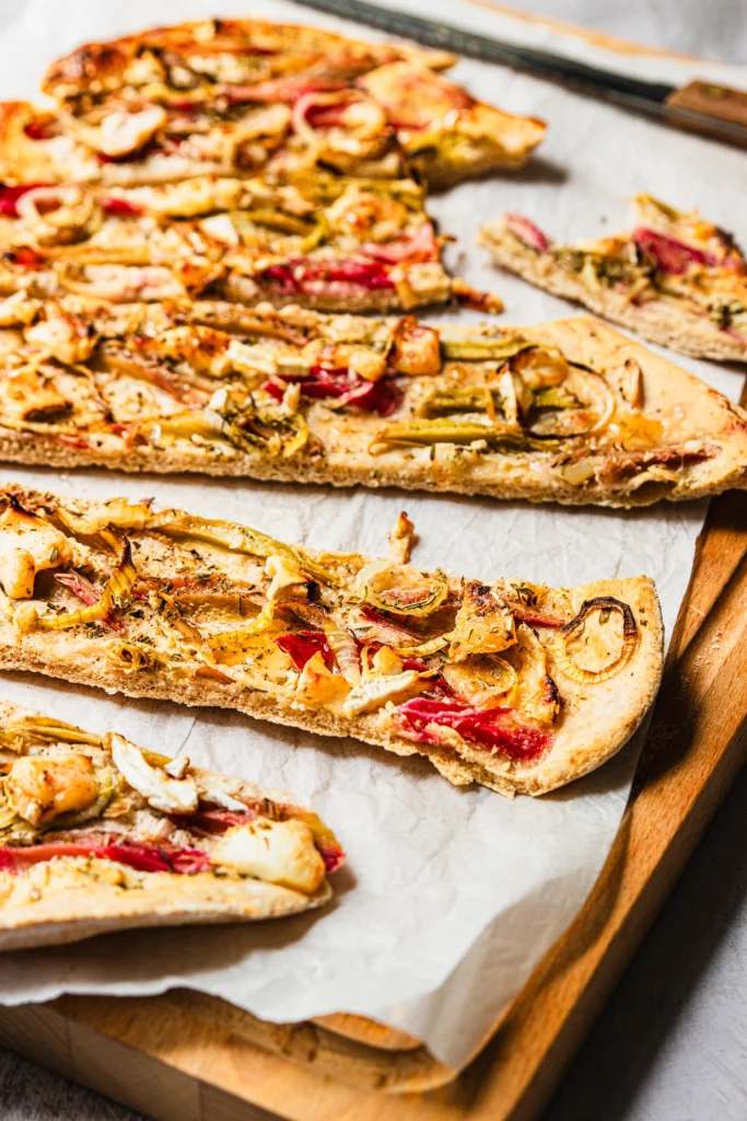 Rhabarber Flammkuchen mit Ziegenkäse und Thymian