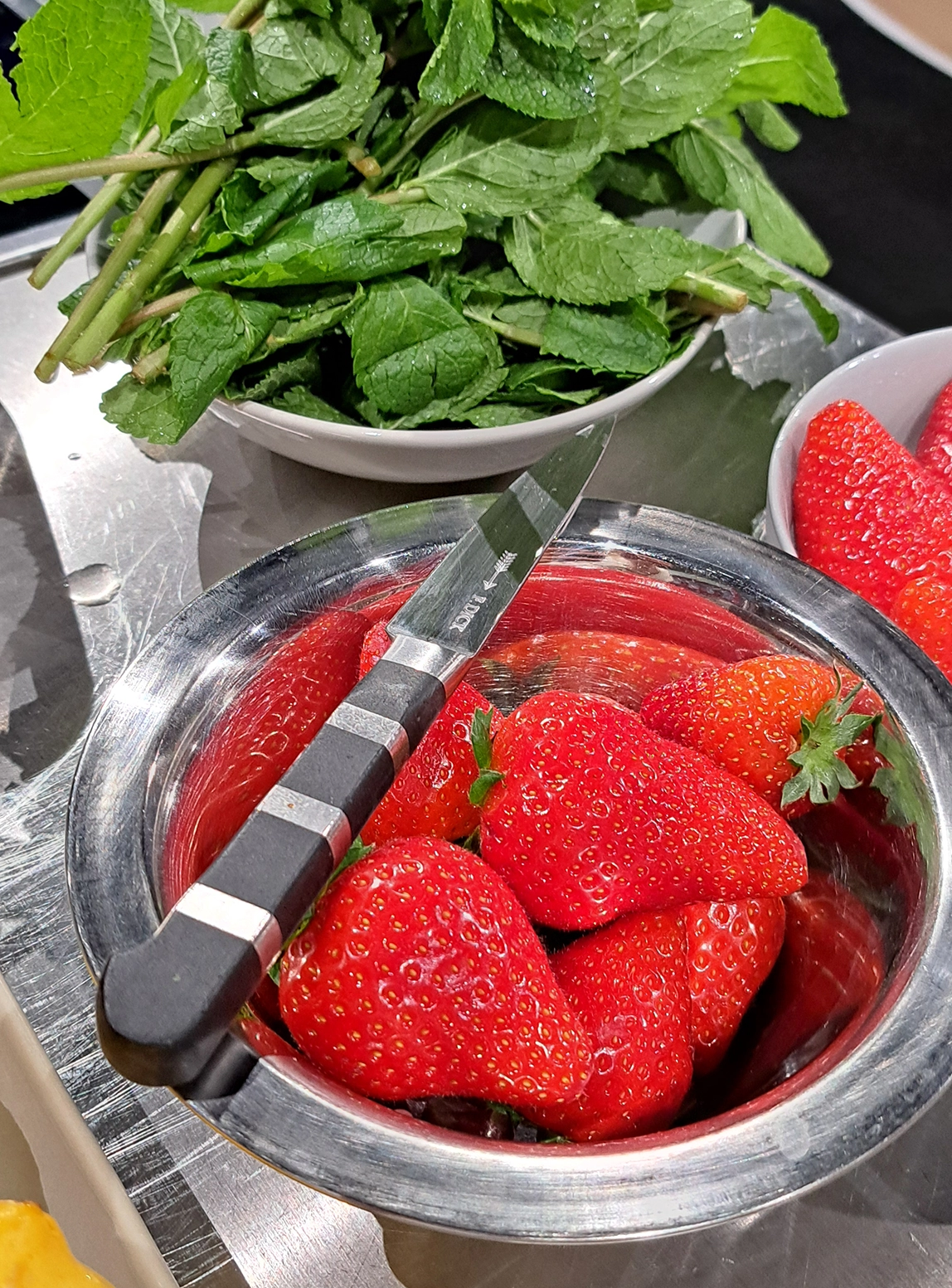 Erdbeeren und Minze für das Sommerliche Gericht