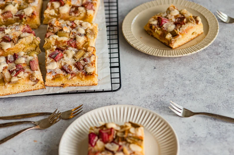 Einfacher Butterkuchen mit Rhabarber