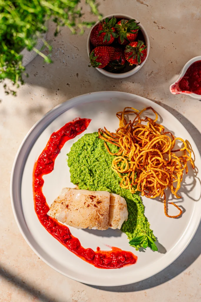 Kabeljau mit Erbsenpüree und Erdbeer-Chili-Sauce