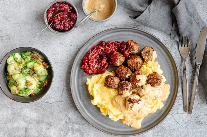 Schwedische Köttbullar mit Kartoffelbrei, Preiselbeer-Cranberry-Sauce & Gurkensalat