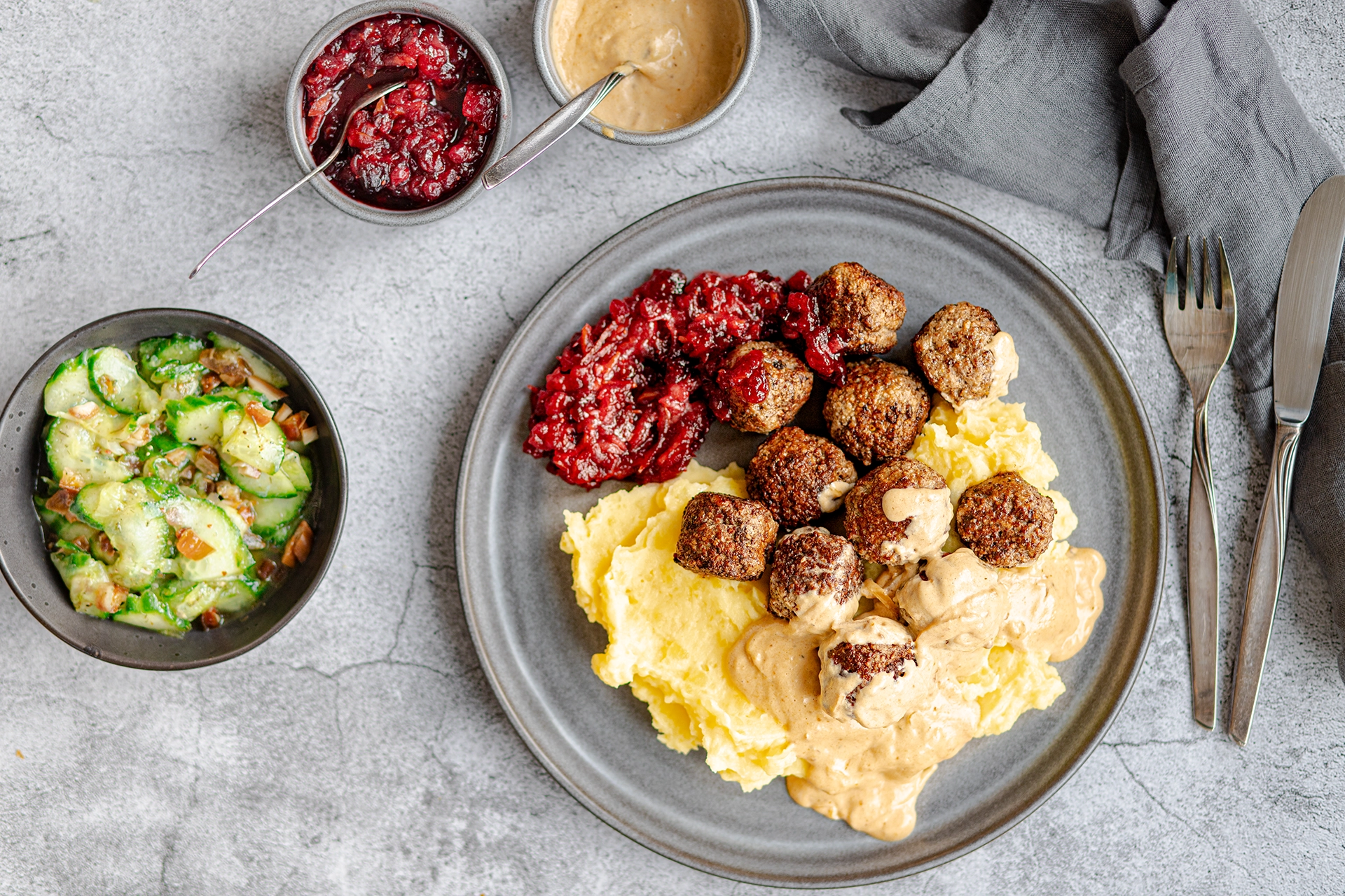 Schwedische Köttbullar mit Kartoffelstampf, Preiselbeerdipp und Gurkensalat