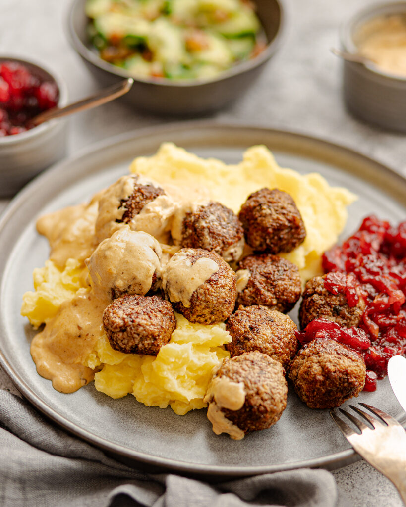 Original Schwedische Köttbullar mit Kartoffelstampf, Preiselbeeren und Gurkensalat
