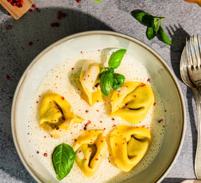 Tortellini mit Basilikum-Zitronen-Füllung und Buttermilch Schaum