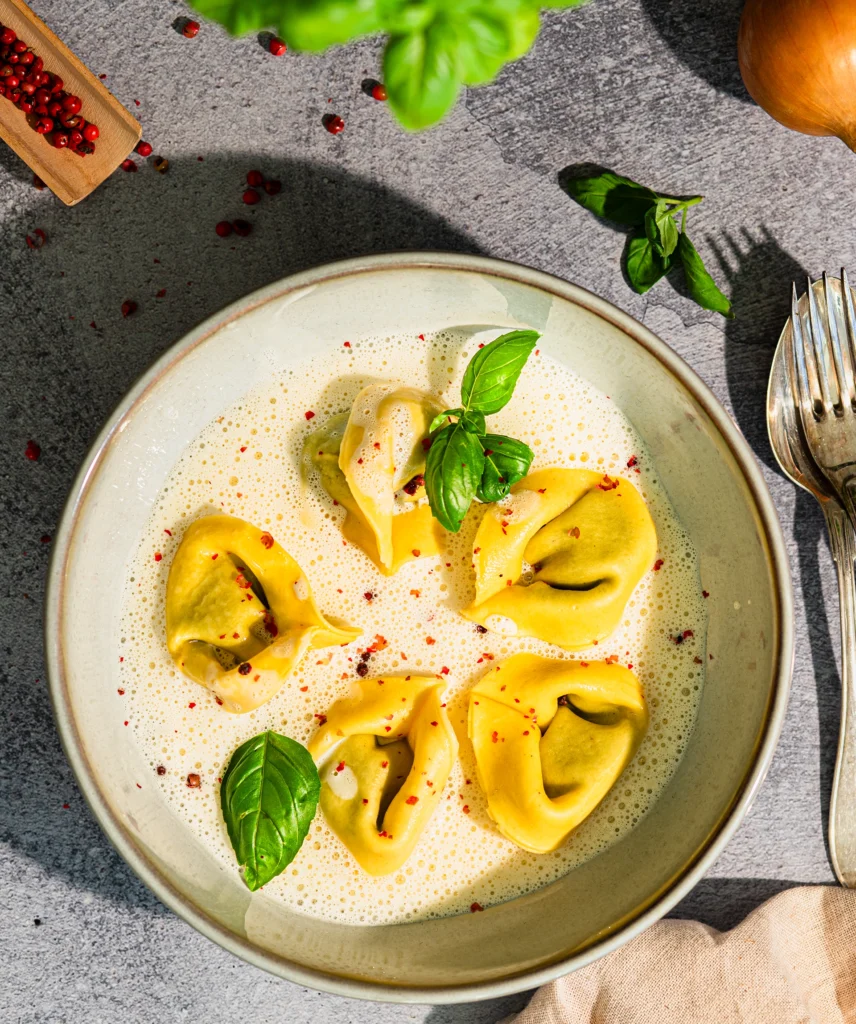 Tortellini mit Basilikum-Zitronen-Füllung und Buttermilch Schaum