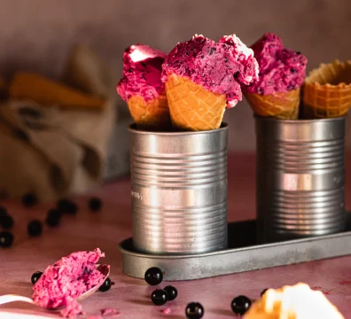 Eiswaffeln mit Ricotta-Cassis-Eis