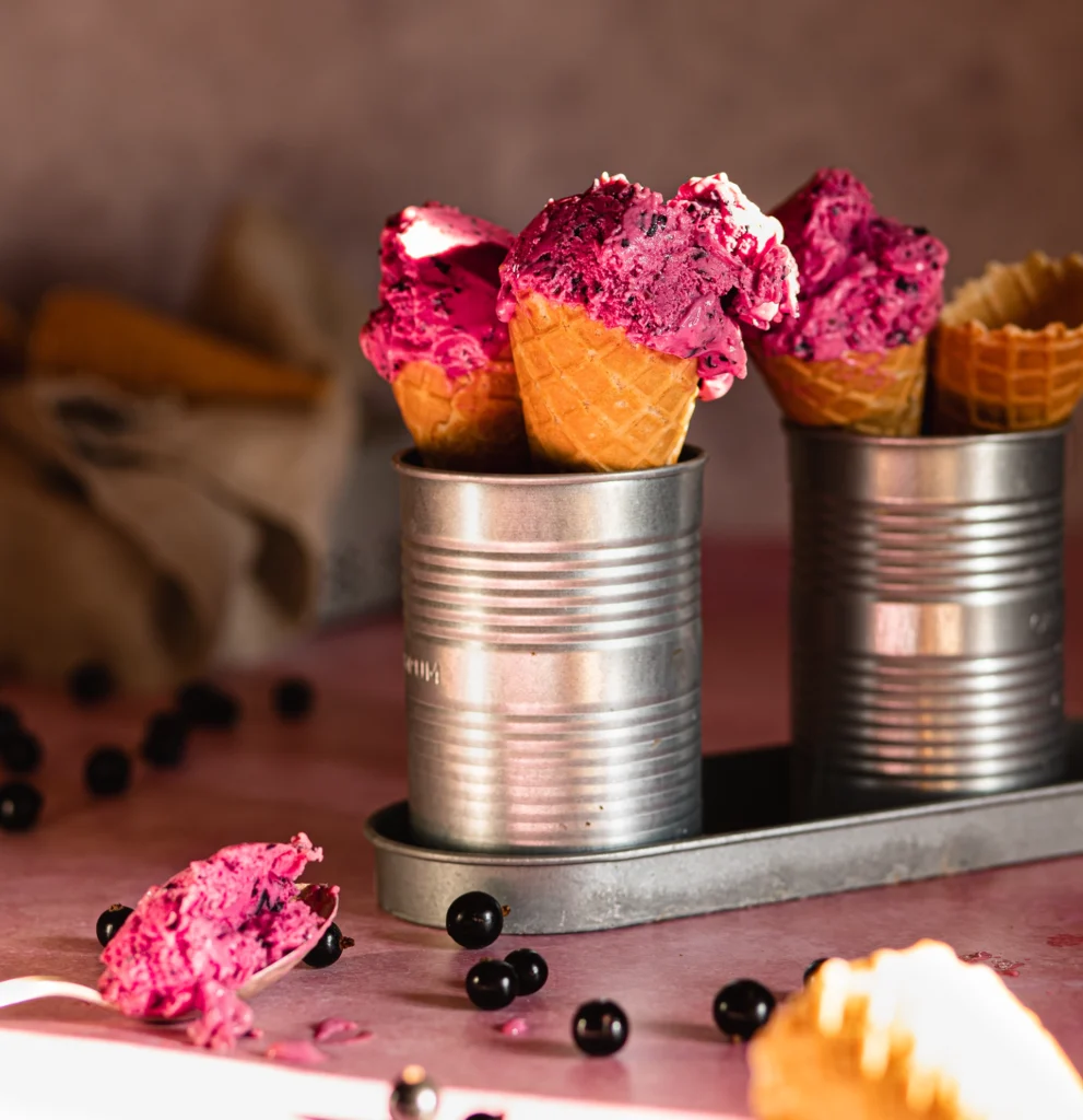 Eiswaffeln mit Ricotta-Cassis-Eis