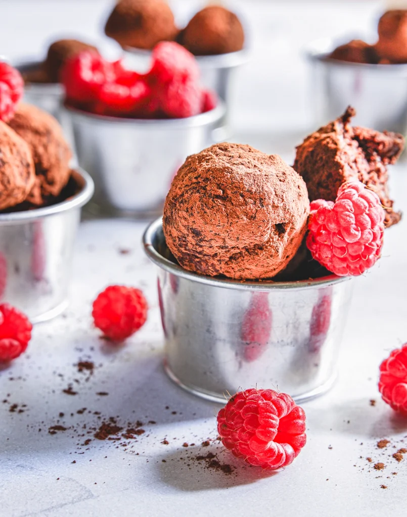 Schwedische Chokladbollar mit Himbeeren und Kakao